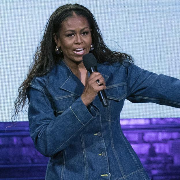 El sorprendente y rejuvenecedor look denim de Michelle Obama con pantalones cargo que puedes comprar en Zara