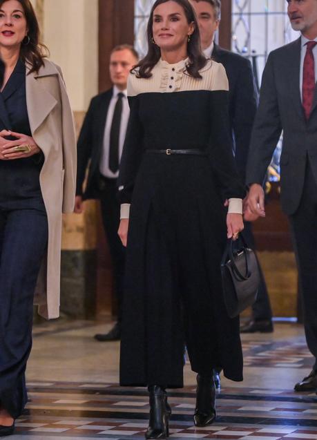 La reina Letizia con un look cómodo con botines negros. / GTRES