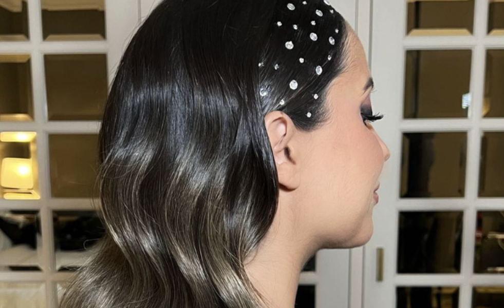 Ni moño, ni trenzas: así es el peinado con cristales efecto diadema que arrasará estas fiestas