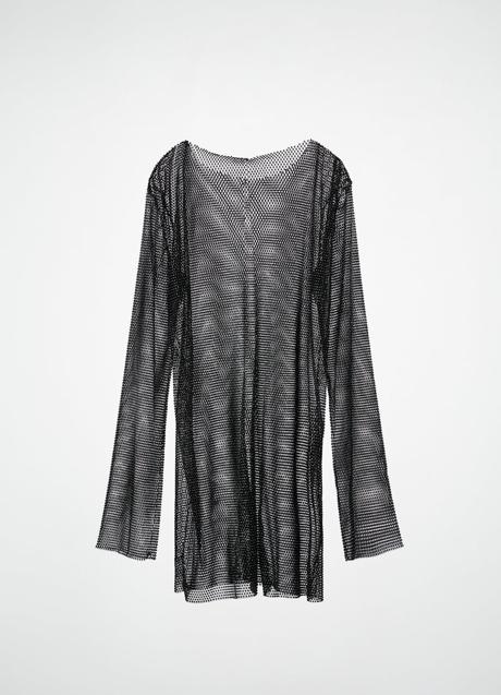 Vestido corto de malla con pedrería de Zara.  Foto: 