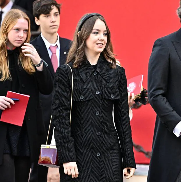 Alexandra de Hannover estrena el abrigo estilizador y más elegante en el Día Nacional de Mónaco (y está idéntico en Sfera)