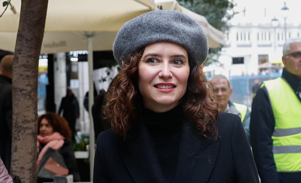 El look Emily in Paris de Isabel Diaz Ayuso con el abrigo negro de Zara que mejor sienta y la boina gris que rejuvenece