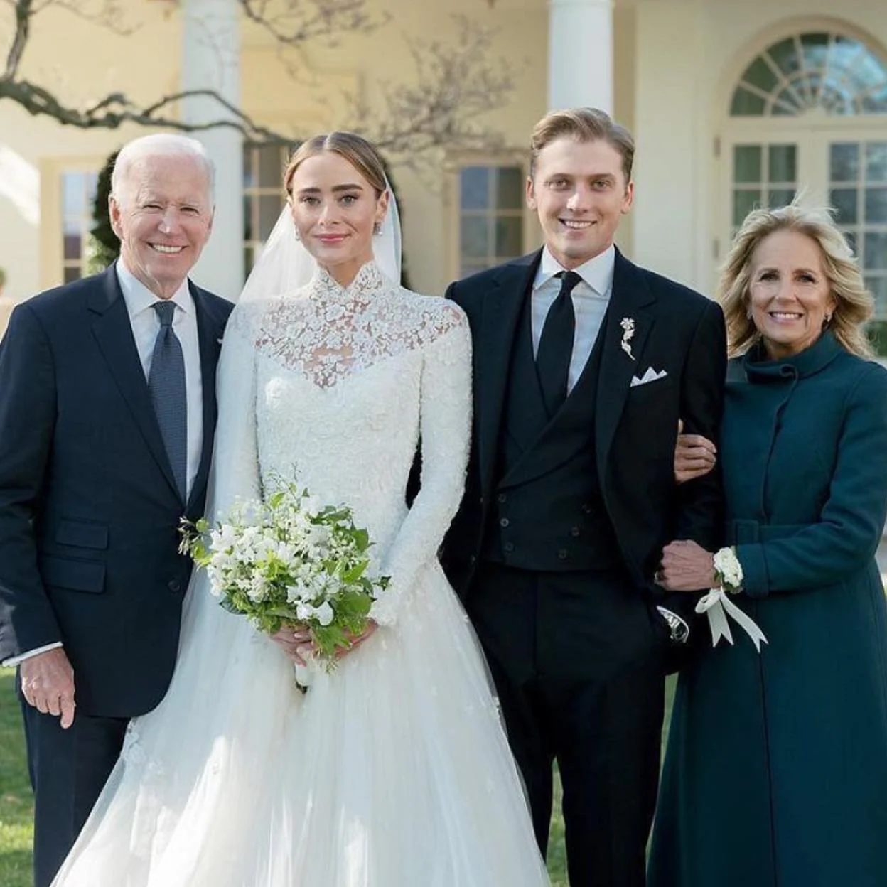 repentinamente Especificidad Limpia la habitación Los detalles del espectacular vestido de novia de la nieta de Biden y su  boda en la Casa Blanca | Mujer Hoy