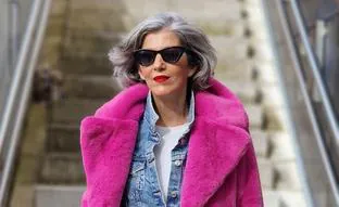 El abrigo de pelo rosa de Bershka que usan las mujeres de más de 50 para rejuvenecer un total look en denim