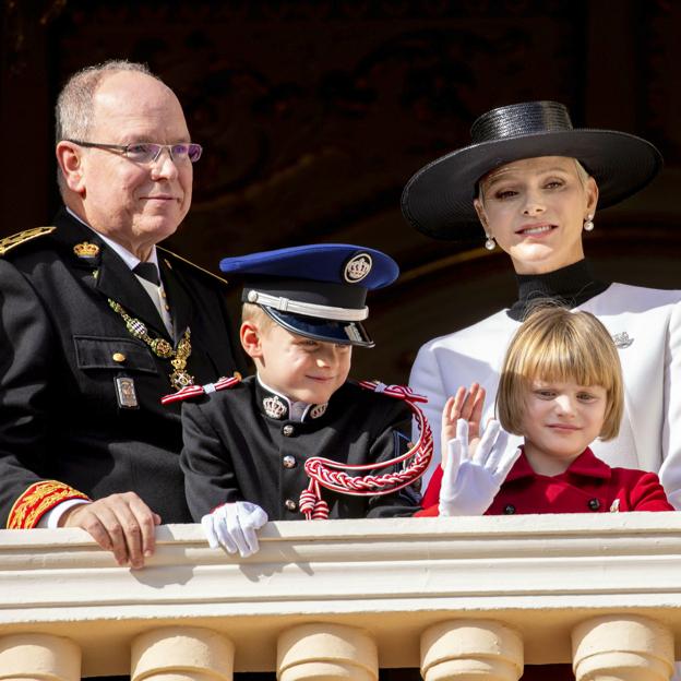 El príncipe Alberto y Charlène de Mónaco con sus hijos mellizos.