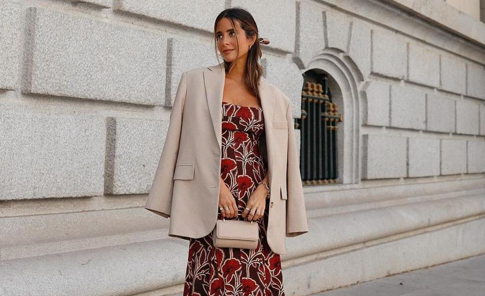 El vestido de invitada de otoño que triunfa entre las influencers es este made in Spain tan favorecedor