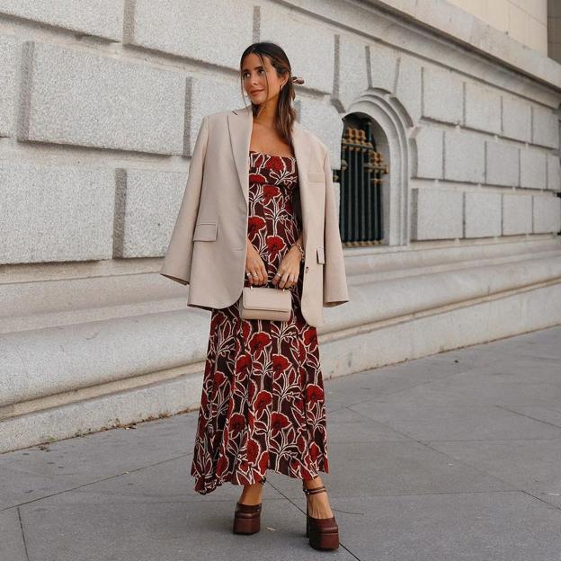 El vestido de invitada de otoño que triunfa entre las influencers es este made in Spain tan favorecedor