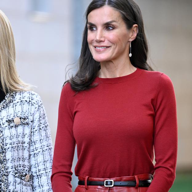 Letizia sorprende con un llamativo total look rojo con pantalones y jersey de Lefties para apoyar dos iniciativas para la salud mental