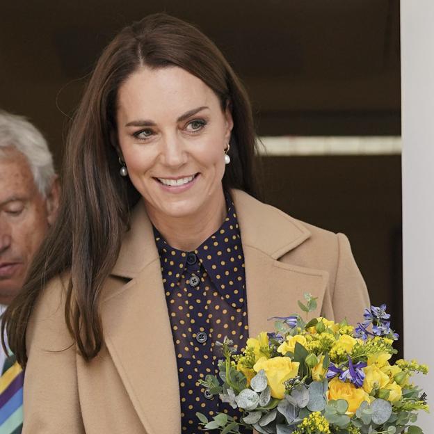 Kate Middleton vuelve a sorprender en los Premios BAFTA con un estilismo impresionante: vestido de aires nupciales reeditado, guantes negros y pendientes (agotadísimos) de Zara