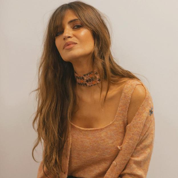 Estas medias de flores que ha llevado Sara Carbonero con falda efecto piel son perfectas para tus vestidos de otoño