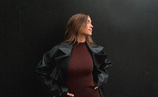 Bershka lanza la nueva versión en marrón chocolate del vestido con flecos joya más viral de Zara