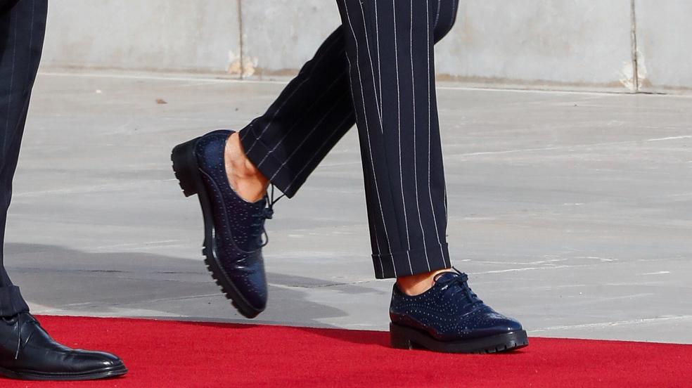 Los zapatos de cordones cómodos, elegantes y ponibles para copiar el calzado plano favorito de la reina Letizia