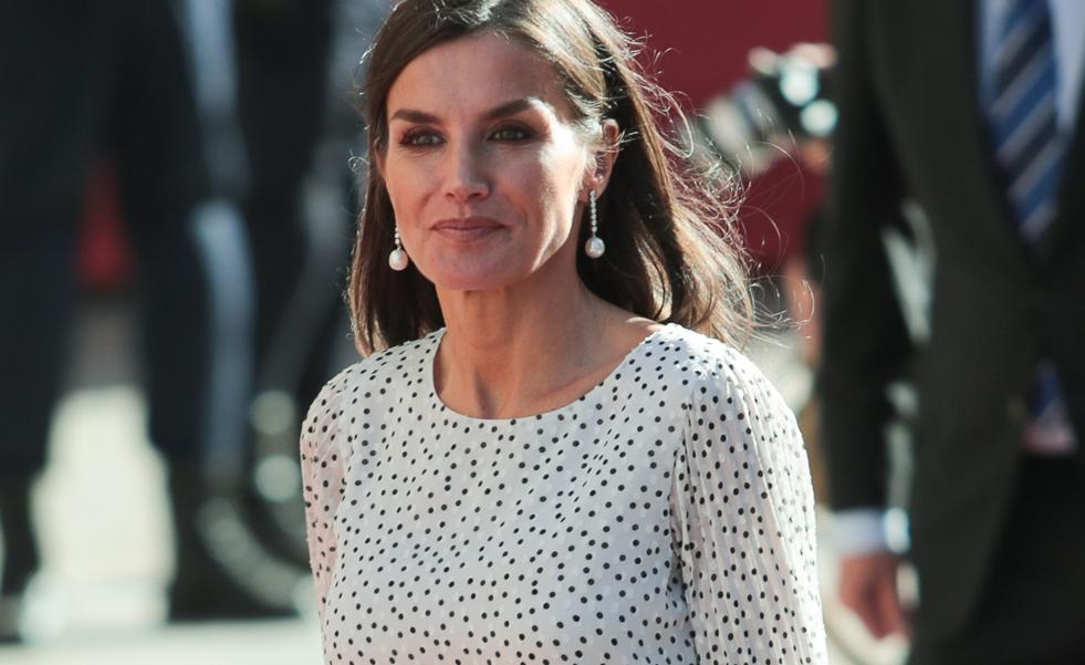 El fallo de vestuario de la reina Letizia: un vestido de lunares impecable (con el que copia a Kate Middleton) y unas transparencias que le han jugado una mala pasada