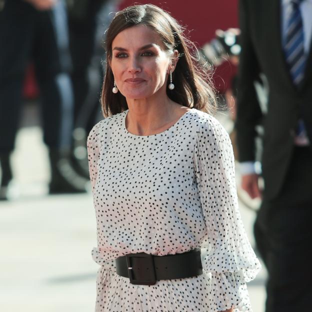 El fallo de vestuario de la reina Letizia: un vestido de lunares impecable (con el que copia a Kate Middleton) y unas transparencias que le han jugado una mala pasada