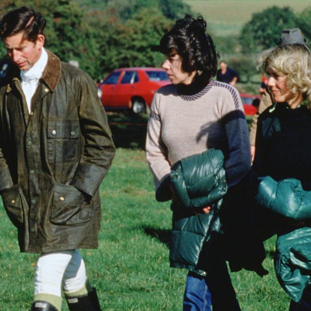 Quién es Lady Sarah Ramsay, la amiga íntima de Camilla Parker: presenció el inicio de su amor con Carlos III (antes de la boda con Diana de Gales) y le ha hecho romper una tradición