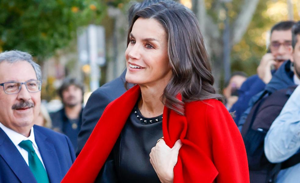 La reina Letizia demuestra que el abrigo que más favorece a los 50 es el rojo (y lo tienes en Bershka por menos de 40 euros)