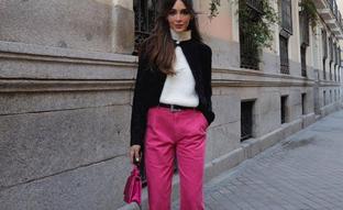 Así se llevan los pantalones rosas que les ves en Instagram a todas la influencers para que favorezcan siempre