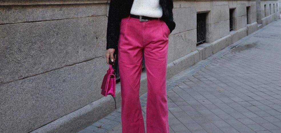 Así se llevan los pantalones rosas que llevan las influencers | Mujer Hoy
