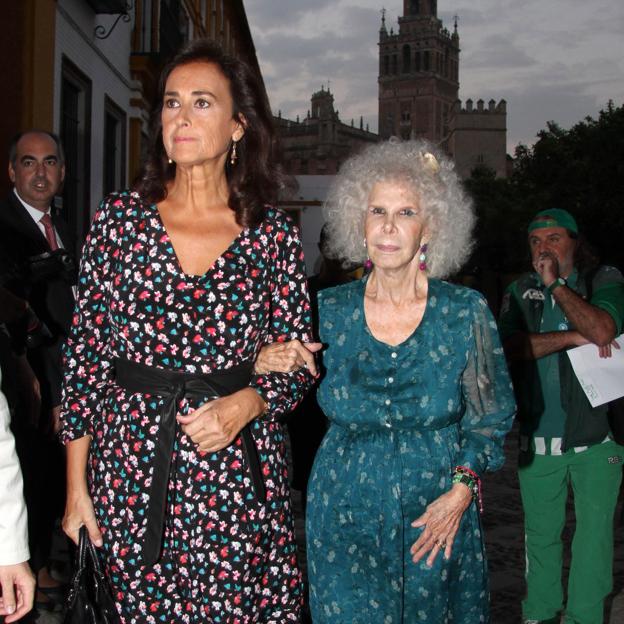 Carmen Tello y su inseparable amiga Cayetana de Alba, del brazo y paseando por Sevilla. 