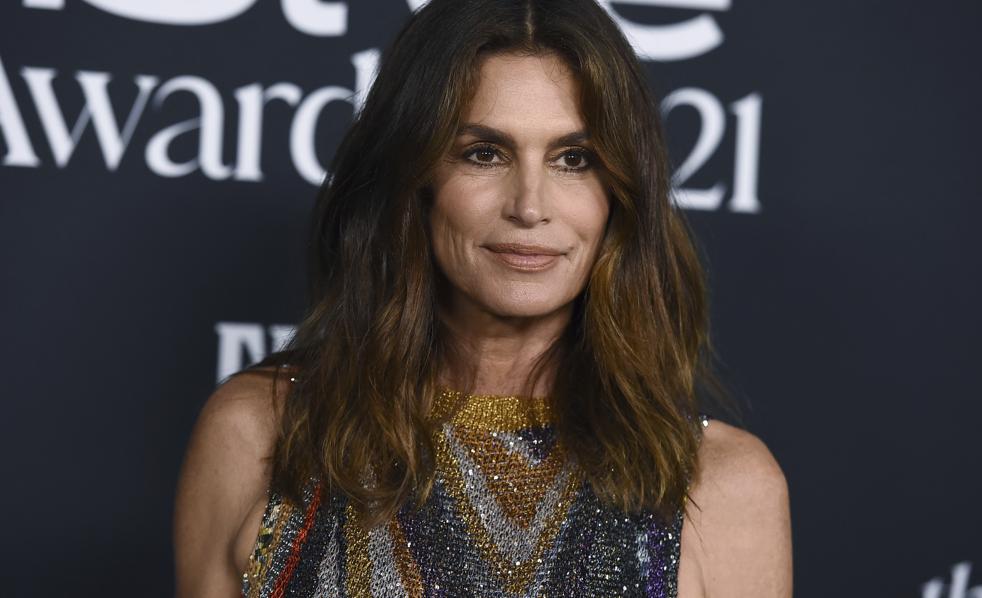 Cindy Crawford tiene el vestido de Zara más ponible y lo ha llevado en un look que rejuvenece a los 50