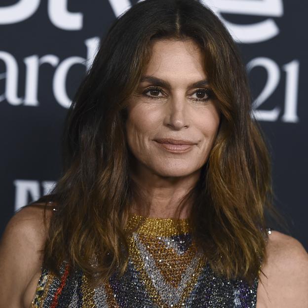 Versátil, cómodo y favorecedor: así es el look rápido de Cindy Crawford para una cena navideña con amigos
