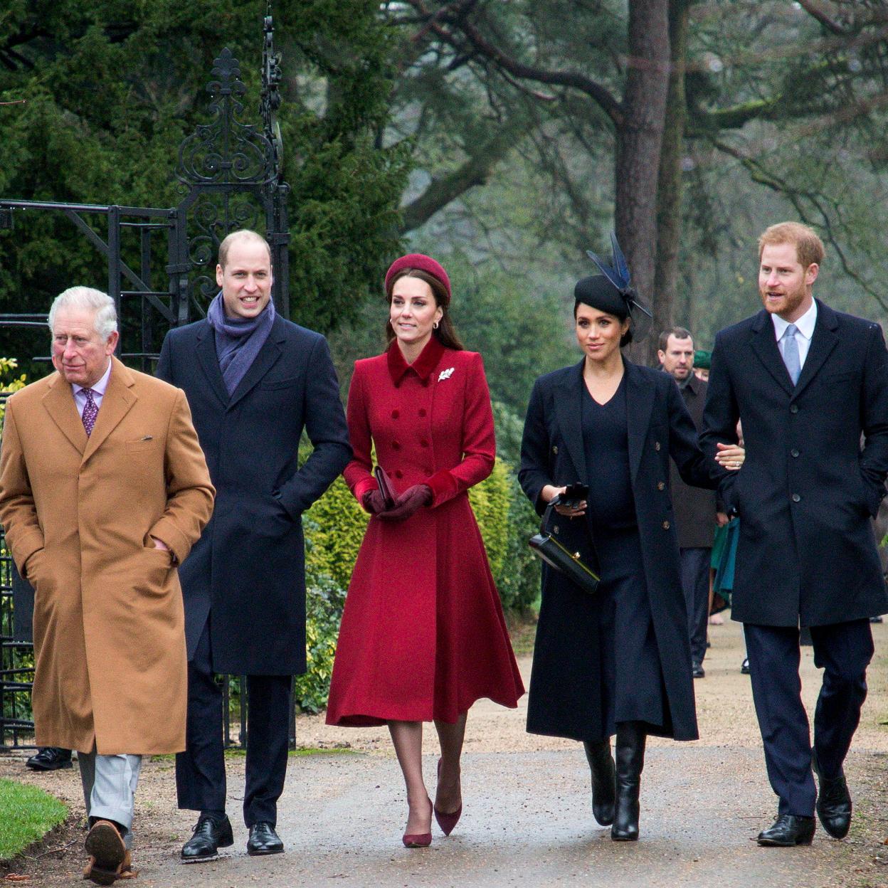 Carlos III, el príncipe Guillermo, Kate Middleton, Meghan Markle y Harry pasean por un parque./gtres