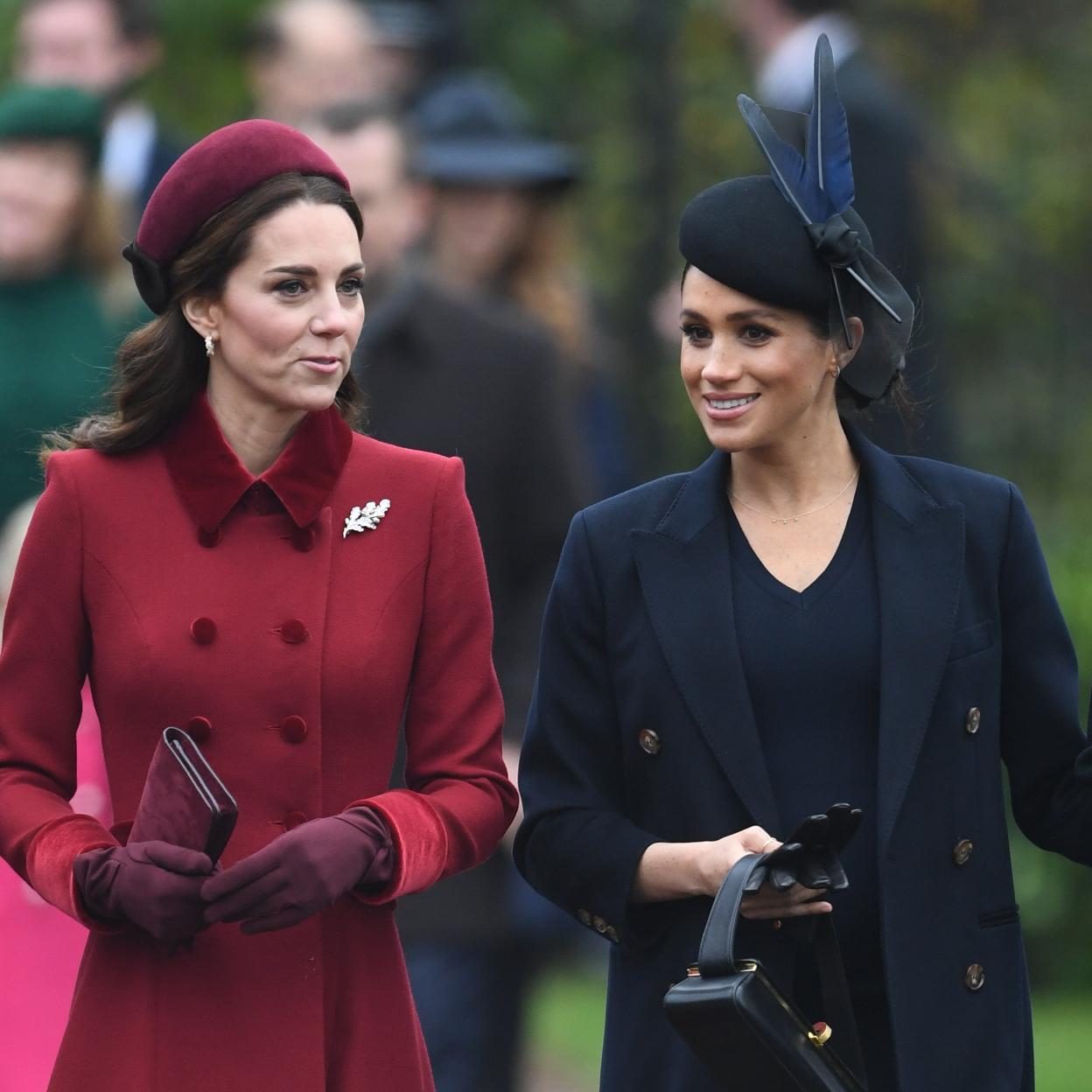 Kate Middleton y Meghan Markle conversando./gtres