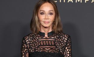 Isabel Preysler sorprende con su look más rejuvenecedor: transparencias, top crop y encaje