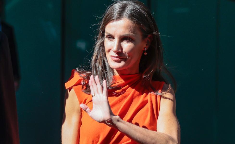 El vestido de Zara de la reina Letizia que está casi agotado y con lista de espera es el look que quita años más favorecedor