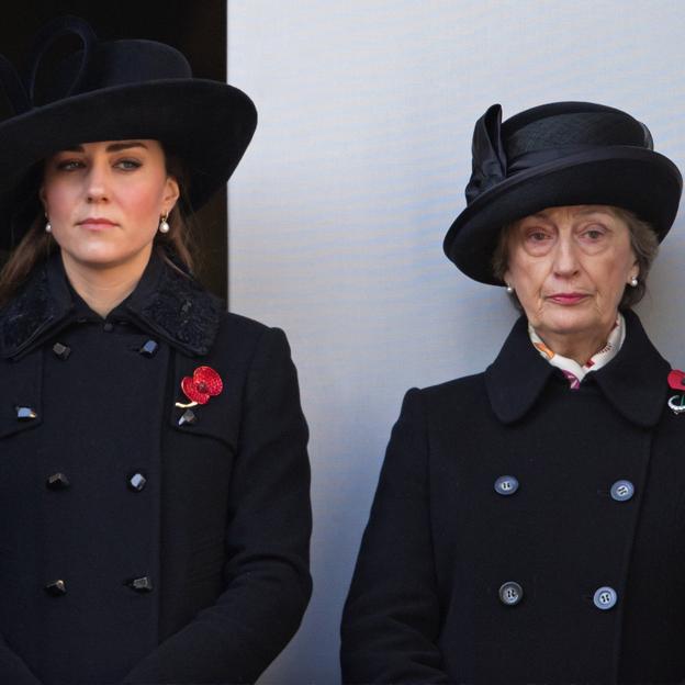 Lady Susan Hussey, de negro, junto a Kate Middleton, también de negro, en el Día del Recuerdo. 