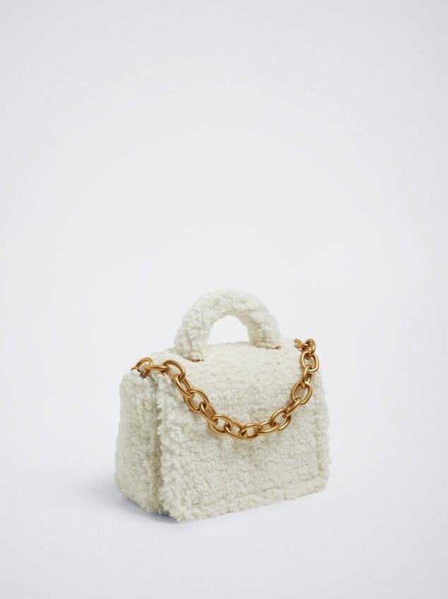 Los bolsos teddy cómodos y bonitos del low cost que más se llevan esta temporada