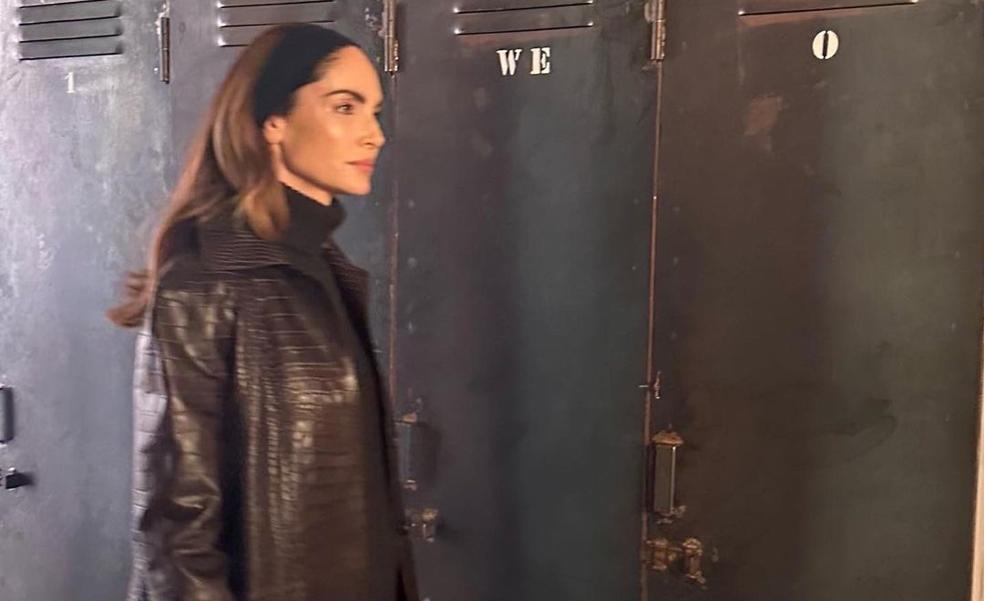 Chaqueta efecto piel, vaqueros y zapatos planos: el look cómodo y rejuvenecedor de Eugenia Silva que está en Pull&Bear