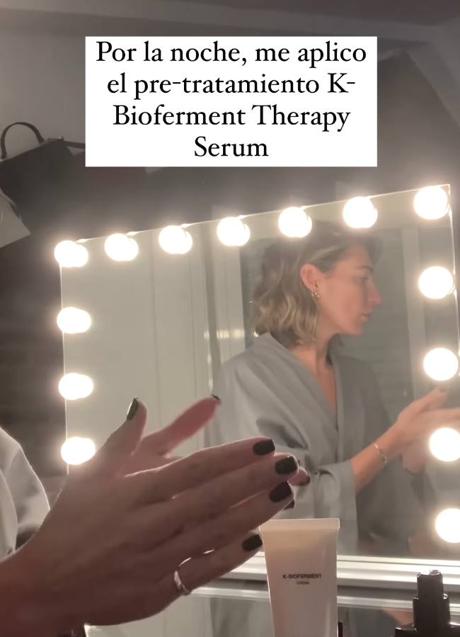 Eugenia Osborne aplicándose el sérum K-Bioferment Luxury Therapy Serum de la marca Atashi Cellular.
