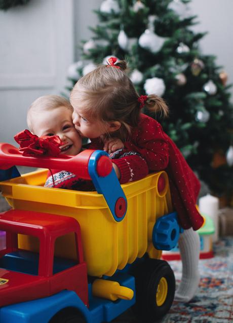 Niños jugando con su regalo de Navidad/PEXELS