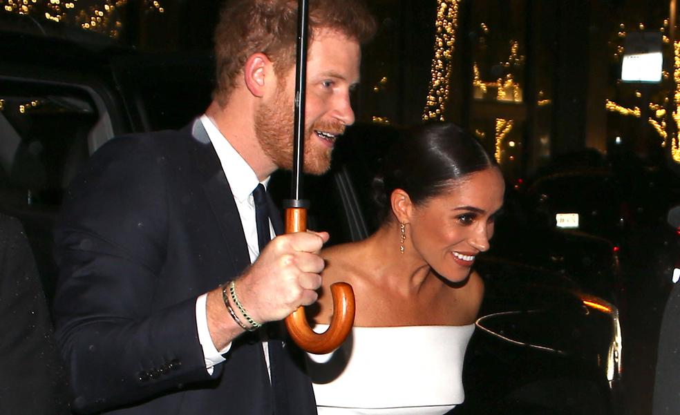 Meghan Markle se vuelve a vestir de novia: el espectacular look con un vestido blanco que puedes copiar en el low cost