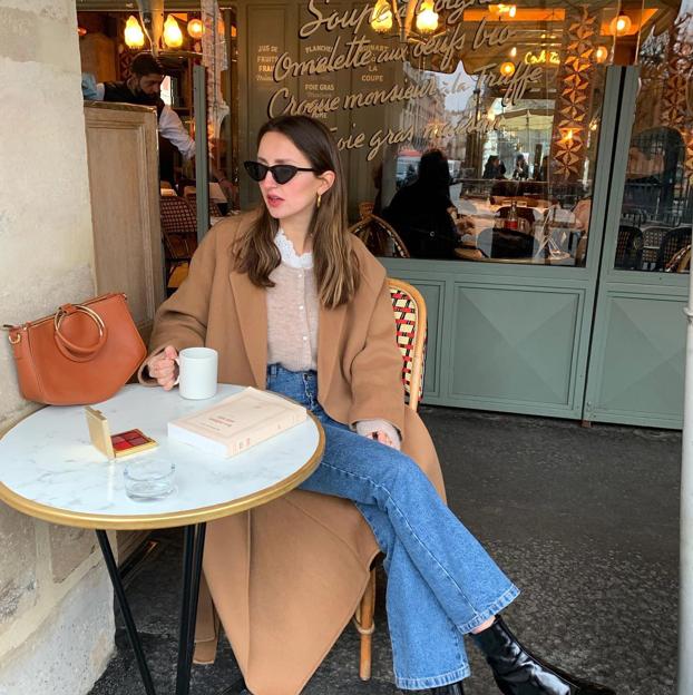 Influencer tomando té en una terraza parisina