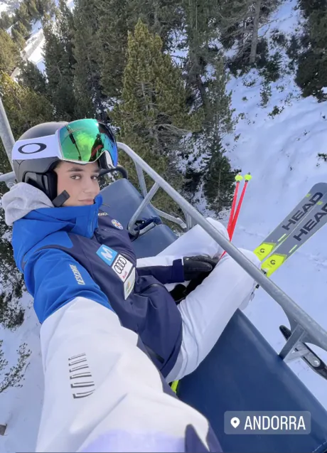 Victoria Federica está ahora imismo en Andorra, esquiando con unos amigos. Aquí la vemos ascendiendo la pista en telesilla. (Foto: @VICMABOR)