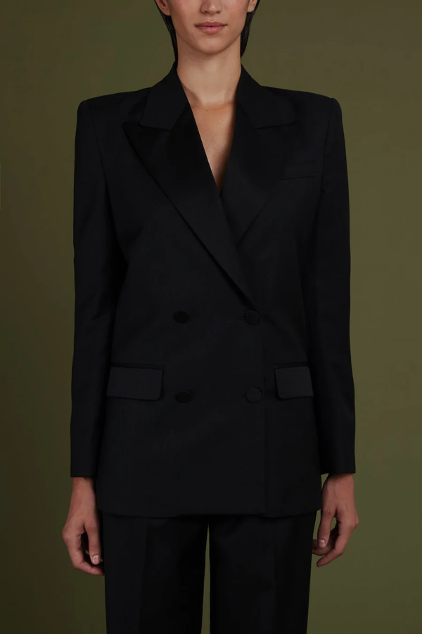 6 blazers con hombreras para copiar el truco estilizador de Kate Middleton