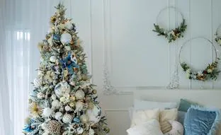 Consigue el árbol de Navidad más bonito con estos trucos que elevan la decoración de tu casa y le da un toque más moderno y elegante