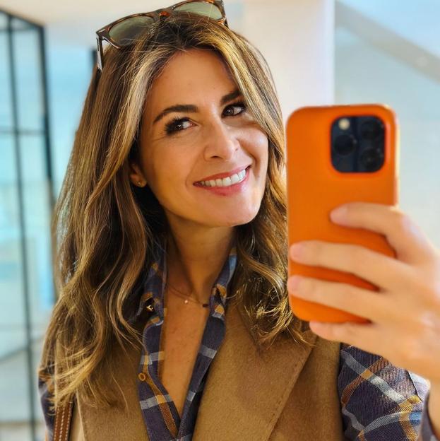 Abrigo tipo chaleco, camisa de cuadros y vaqueros de Zara: el look cómodo y perfecto para el día a día de Nuria Roca