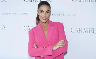 Lara Álvarez tiene la blazer rosa que más favorece y que está baratísima y rebajada en Zara