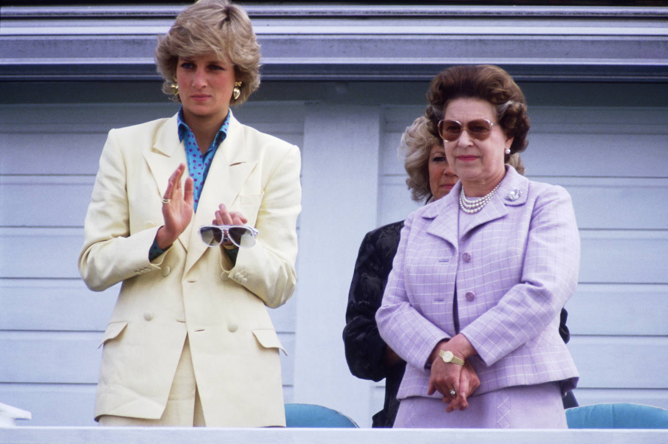 Isabel II con Diana de Gales, en un partido de polo en 1987.