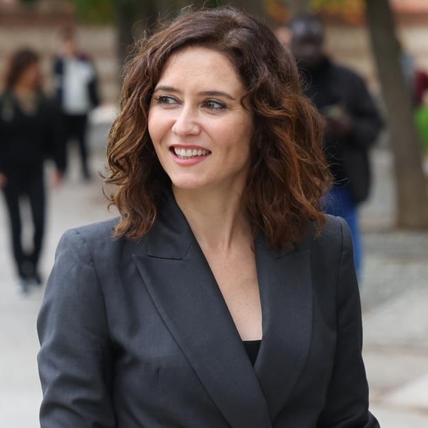 Isabel Díaz Ayuso tiene nueva marca de ropa favorita: así son los trajes made in Spain tan bonitos que ha llevado
