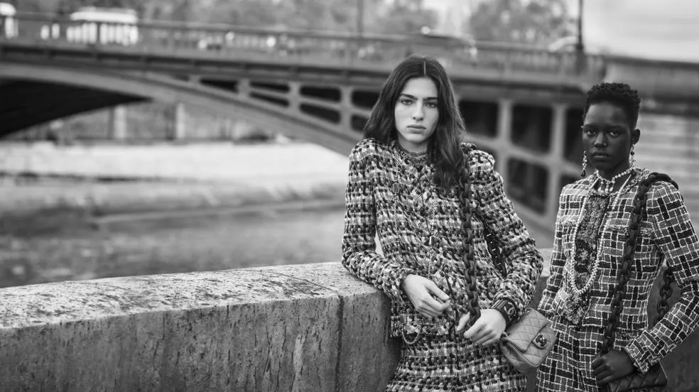 Descubre la Colección Métiers d'Art 2022/23 de Chanel: del tweed a la lentejuela con los clásicos indiscutibles de la Maison