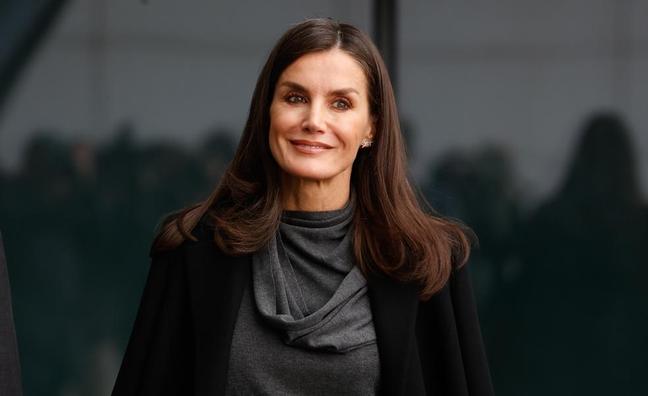 La reina Letizia estrena un vestido de punto que puedes comprar en Zara por 20 euros y que ha combinado con botas negras