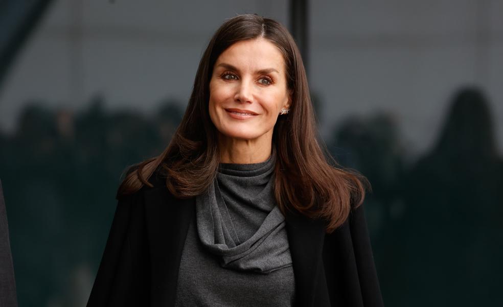 La reina Letizia estrena un vestido de punto que puedes comprar en Zara por 20 euros y que ha combinado con botas negras