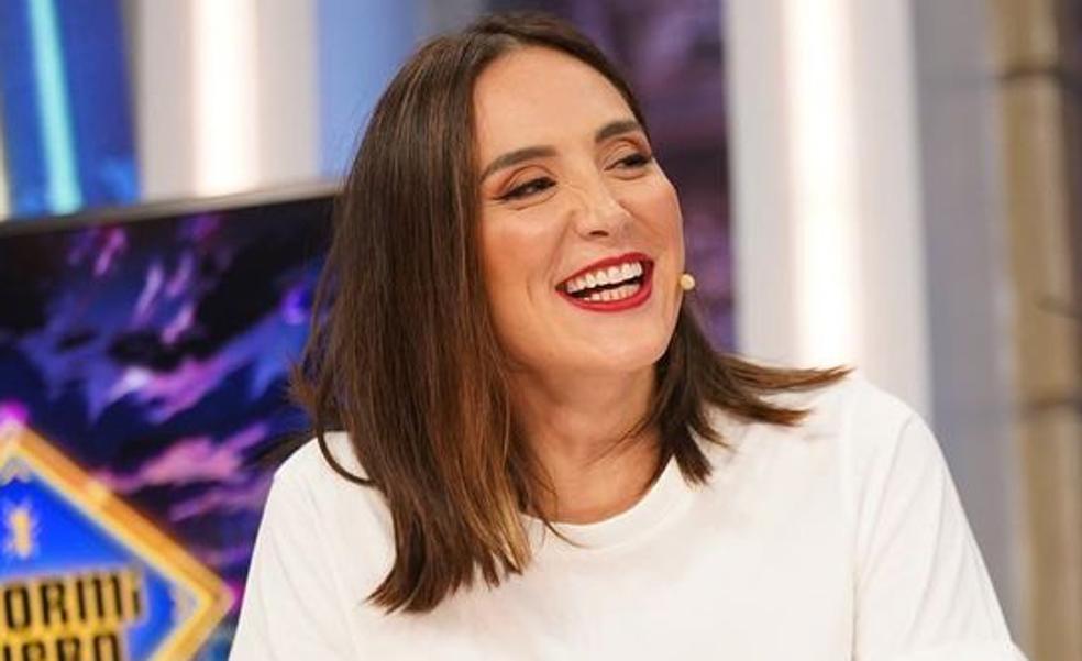 Camiseta básica y falda de lentejuelas: el look fácil, elegante y rejuvenecedor de Tamara Falcó