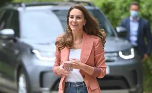 Las zapatillas blancas comodísimas que siempre usa Kate Middleton son las más vendidas y cuestan menos de 40 euros
