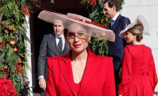 Lourdes Montes o cómo ser la invitada perfecta a una boda de invierno con un total look en rojo