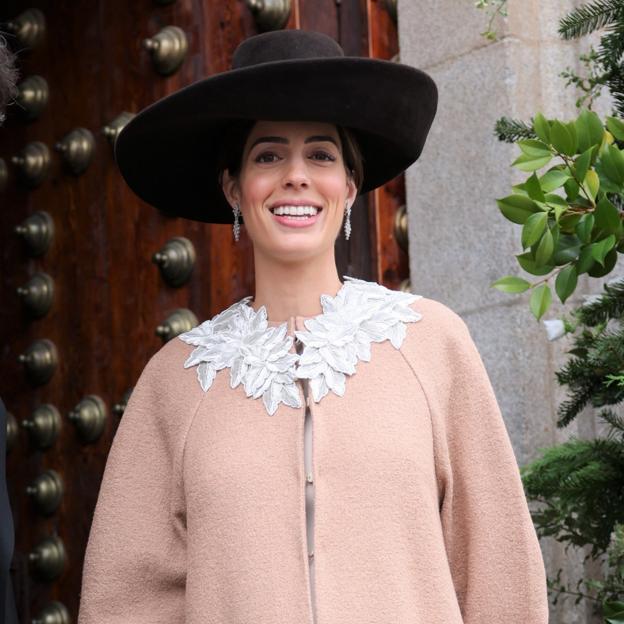 Queremos los zapatos de terciopelo con tacón cómodo que lleva Sofía Palazuelo en la boda de su hermano